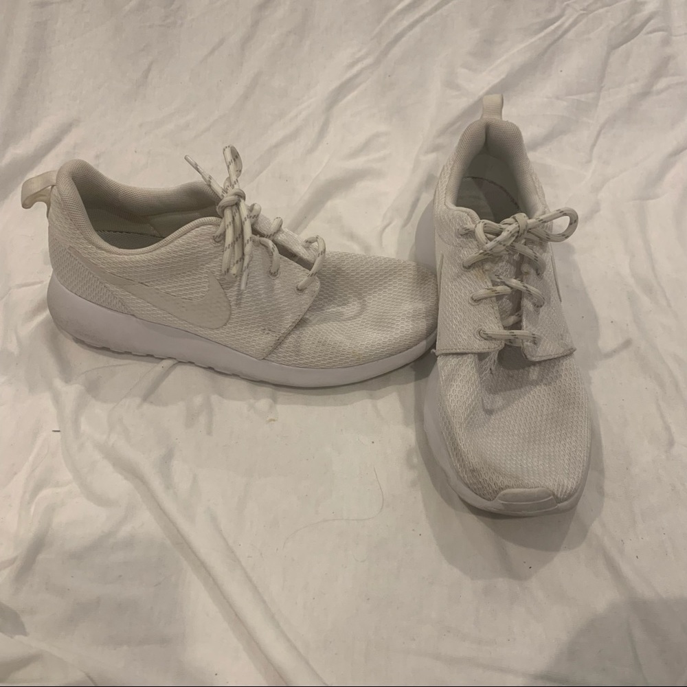 Nike roshe run white sneakers
